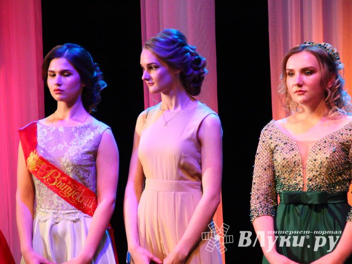 В Великих Луках выпускникам вручили медали «За особые успехи в учении» (ФОТО)