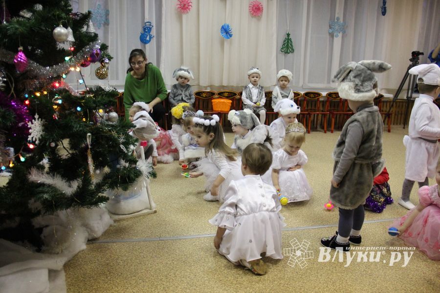 В детских садах Великих Лук полным ходом идут Новогодние утренники