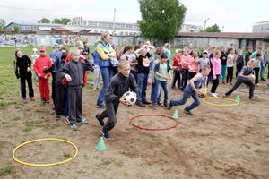 Ребята из пришкольных лагерей соревновались в «Весёлых стартах» (ФОТО)