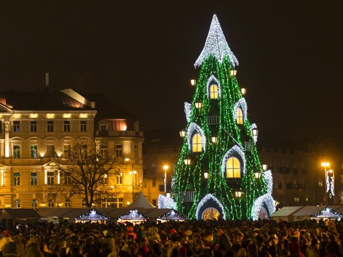 Старые машины, дрова и использованные банки: нетрадиционные идеи для рождественской елки