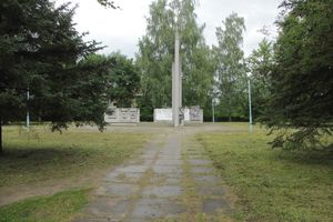 В Великих Луках убрали территорию у памятного знака рабочим ЛРЗ (ФОТО)
