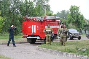 В Великих Луках прошли областные соревнования среди пожарных по спасению пострадавших