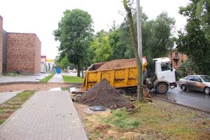 На проспекте Гагарина в Великих Луках провалился грузовик (ФОТО)