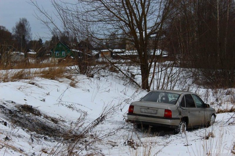 В Невеле автомобиль улетел в кювет (фото)