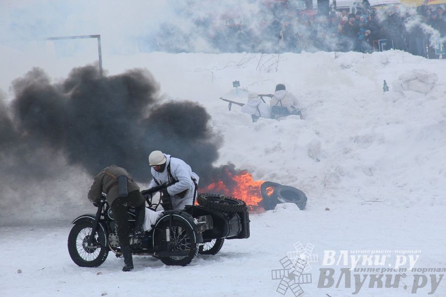 Реконструкция битвы за освобождение Великих Лук