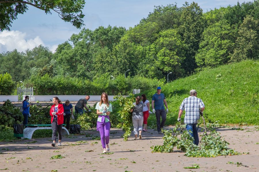 Небезразличные великолучане помогают убрать город после урагана (ФОТО)