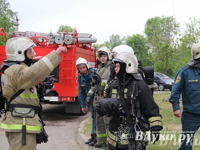 В Великих Луках прошли областные соревнования среди пожарных по спасению пострадавших