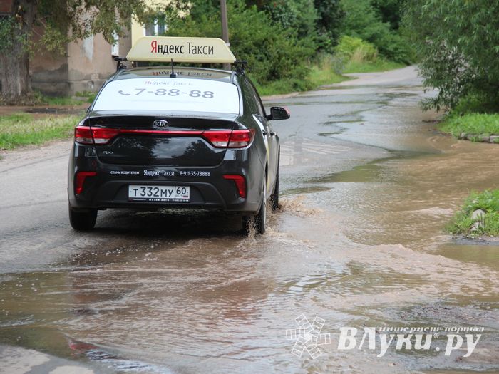 Серьёзная авария на водопроводе в Великих Луках (ФОТО; ВИДЕО)