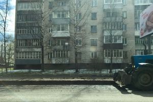 Фотофакт: в Великих Луках чистят обочины дорог 