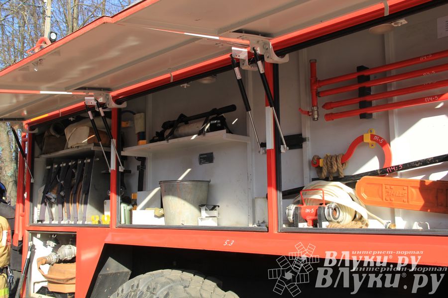 В центре Великих Лук спасатели продемонстрировали свою технику (ФОТО)