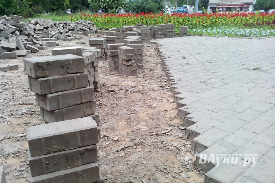 Карцево в Великих Луках мостят (ФОТО)