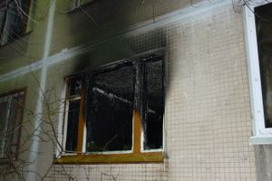 В Великих Луках сгорела квартира из-за неосторожного обращения с огнем (фото)