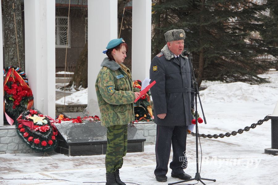 Великолучане почтили память героев-десантников