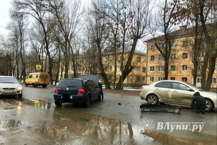 ДТП на выезде с АЗС на проспекте Гагарина (ФОТО)