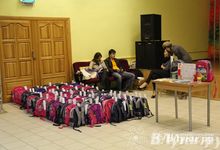 100 будущих первоклассников Великих Лук получили в подарок рюкзаки и школьные принадлежности(фото)