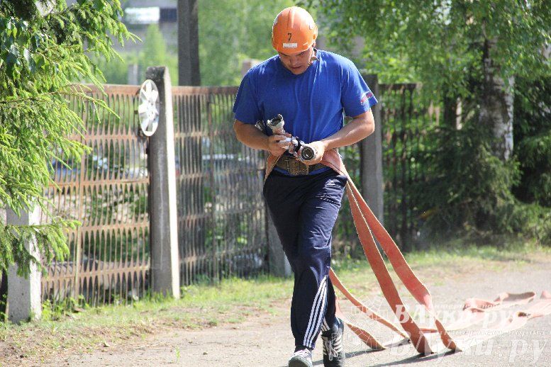 В Великих Луках прошли соревнования среди пожарных