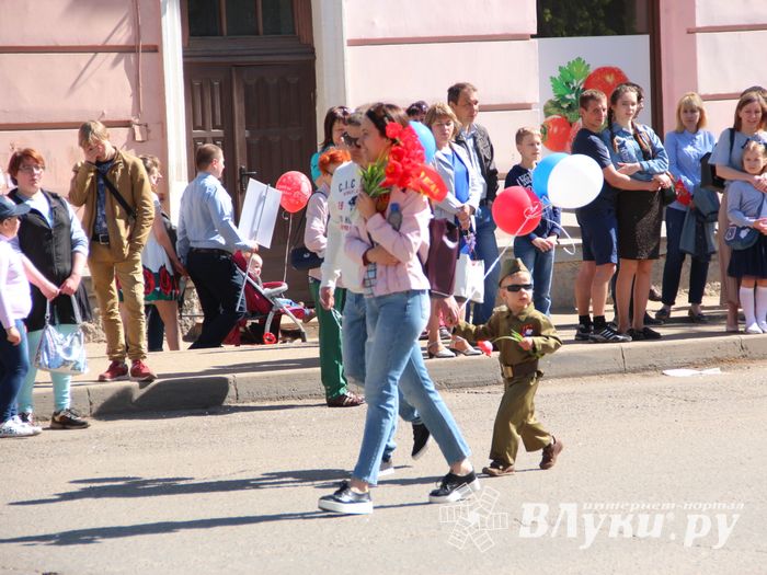 По центральному проспекту Великих Лук прошёл  «Бессмертный полк» (0+) (ФОТО)