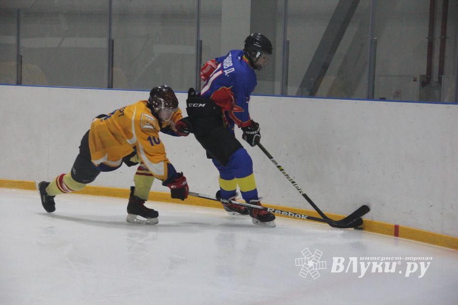Два зоккейных матча прошли в Великих Луках в рамках Чемпионата города (ФОТО)