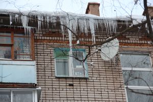 Сосульки в Великих Луках продолжают расти