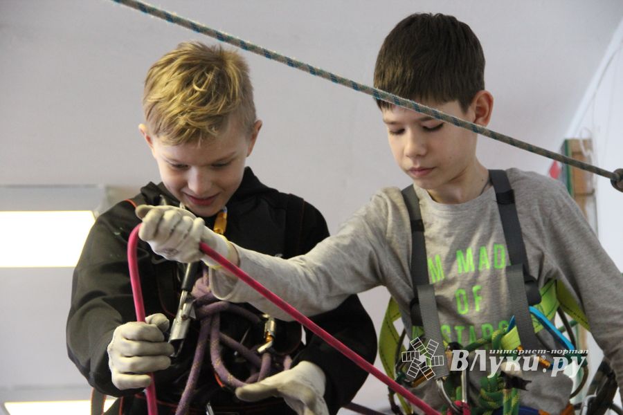 Великолукские школьники попрыгали по «кочкам»