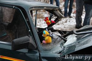 ​В Великих Луках столкнулись маршрутка и «Жигули» (фото)