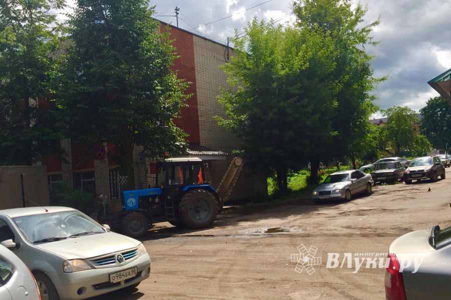 Ремонтировать ул. К. Либкнехта мешают припаркованные автомобили (ФОТО)