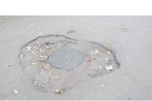 Великолучан ужасает качество дорожного покрытия на территории детской поликлиники №1 (фото)