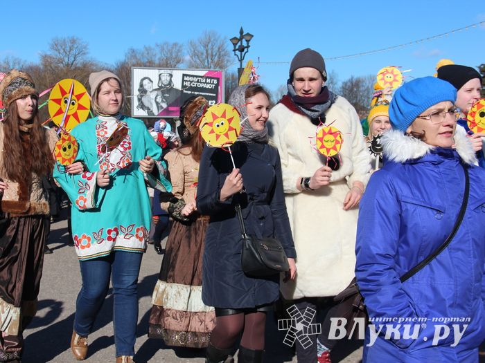 В Великих Луках широко отметили Масленицу (ФОТО)