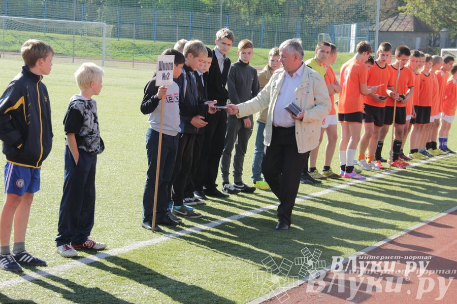 В Великих Луках стартовал открытый турнир по футболу