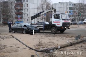 В Великих Луках пьяный водитель снес столб (фото)