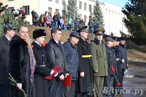День защитника отечества в Великих Луках отметили памятным митингом и салютом
