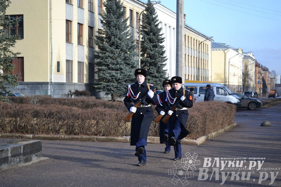 День защитника отечества в Великих Луках отметили памятным митингом и салютом