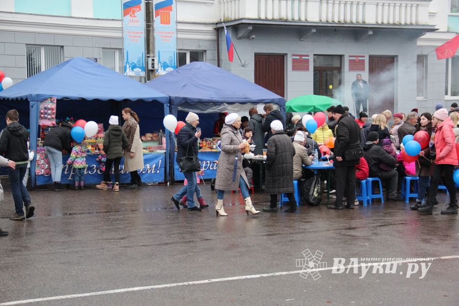 Митинг и праздничные гуляния в Великих Луках (ФОТО)