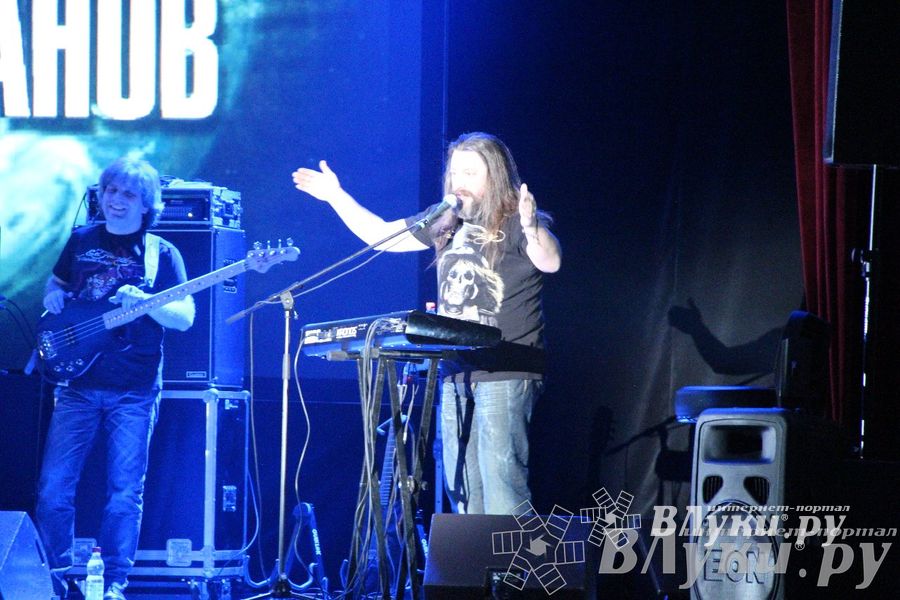 В Великих Луках состоялся концерт Дениса Майданова