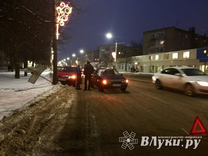 В Великих Луках столкнулись две легковушки и дорожный знак (ФОТО)