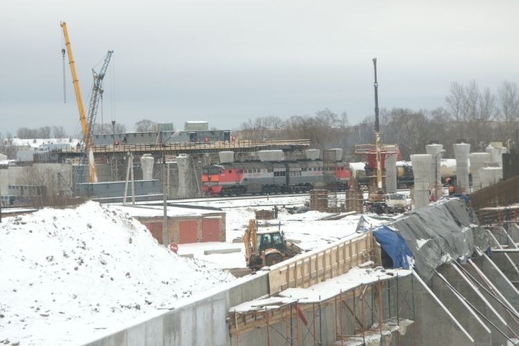 В Великих Луках продолжается сборка металлоконструкций пролетного строения путепровода (ФОТО)