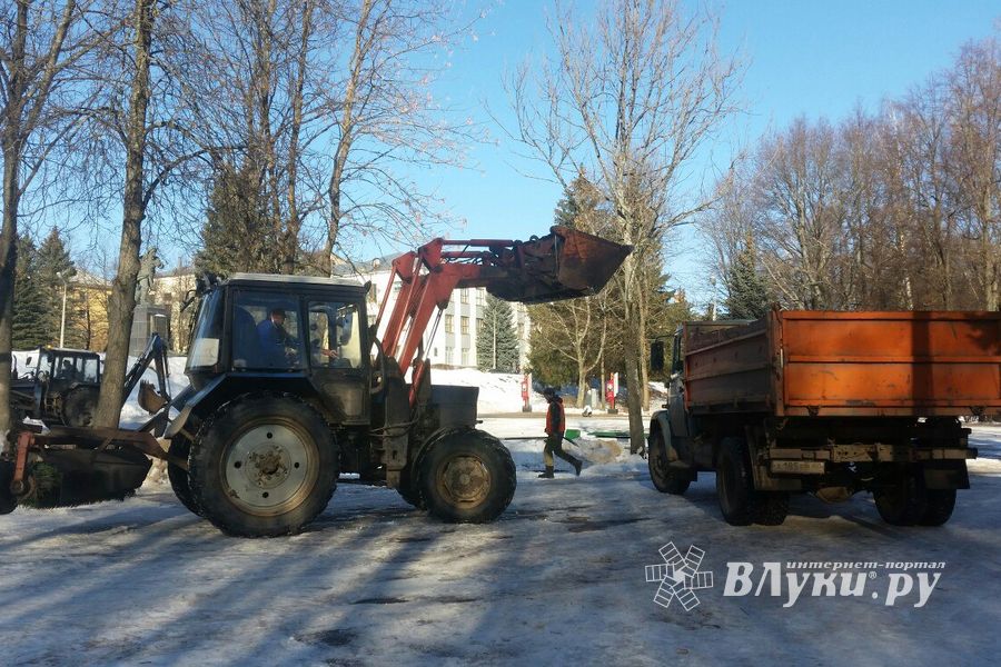 ФОТОФАКТ: В центральном городском парке чистят снег
