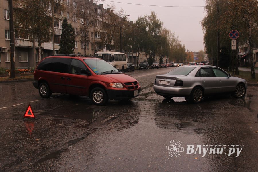 В Великих Луках белорусский Додж поцарапал местную Ауди (ФОТО)