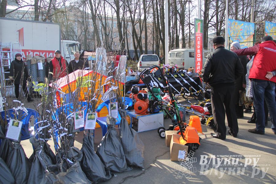 Универсальная торговая ярмарка «Весна-2015» прошла в Великих Луках (фото)