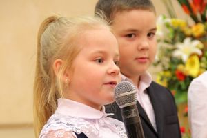 Зачем самых младших учеников 13-й школы испачкали мелом (ФОТО)