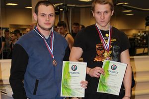 В Великих Луках состоялись Первенство города по жиму штанги и Первый Кубок города по армлифтингу (фото)