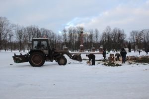 Главная городская ёлка отправилась на свалку (ФОТО)