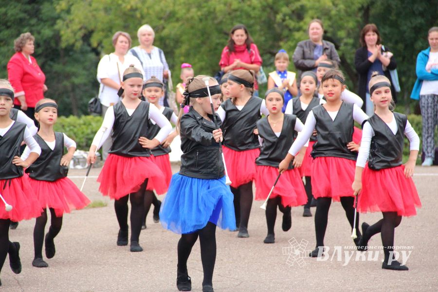 В Великих Луках проходит ​Международный фестиваль-конкурс среди мажореток и барабанщиц (ФОТО)