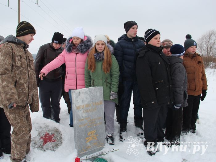 Никто не забыт: в Великих Луках благоустроили могилу неизвестного солдата (ФОТО)