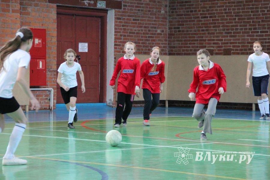 В Великих Луках прошел областной этап по мини-футболу среди девочек (фото)