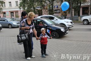 В Великих Луках прошла патриотическая акция, посвященная Дню флага России