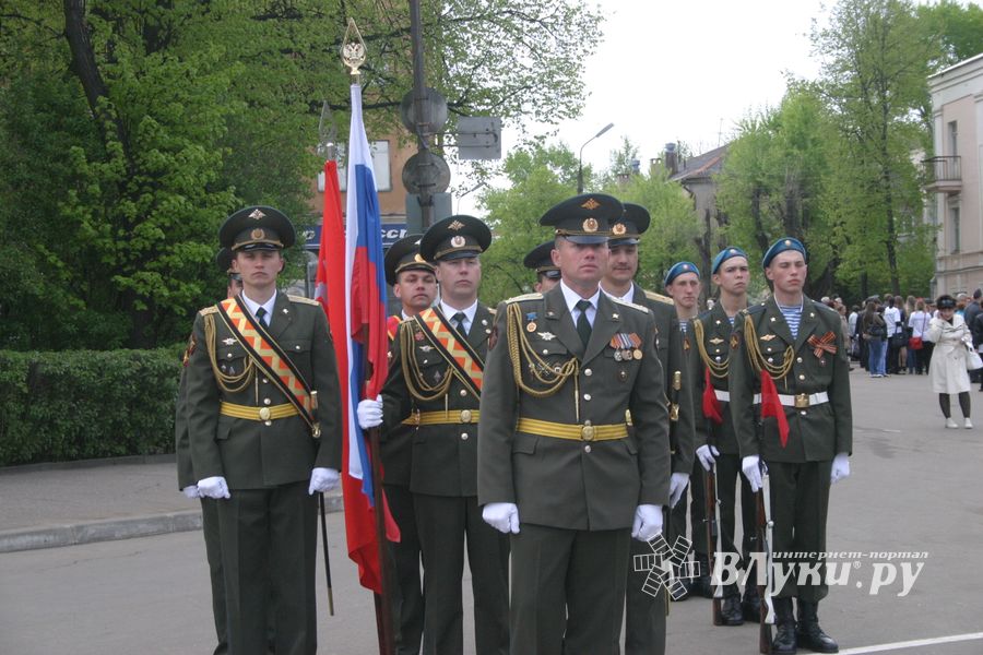 В Великих Луках прошел Военный парад