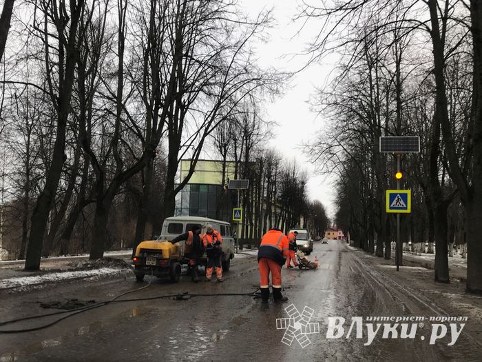 На ул. Пушкина в Великих Луках идет ямочный ремонт (ФОТО)