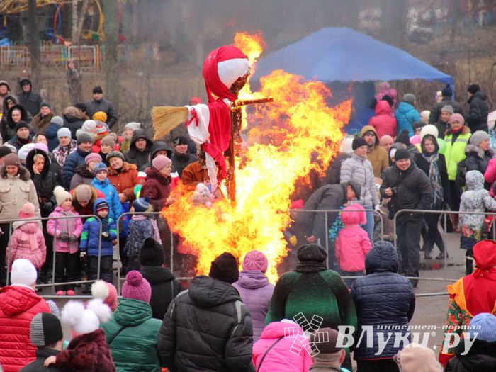 В Великих Луках сожгли Масленицу (фото)