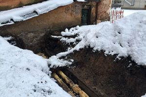 Улицу Зверева в Великих Луках заблокировал автокран (ФОТО)